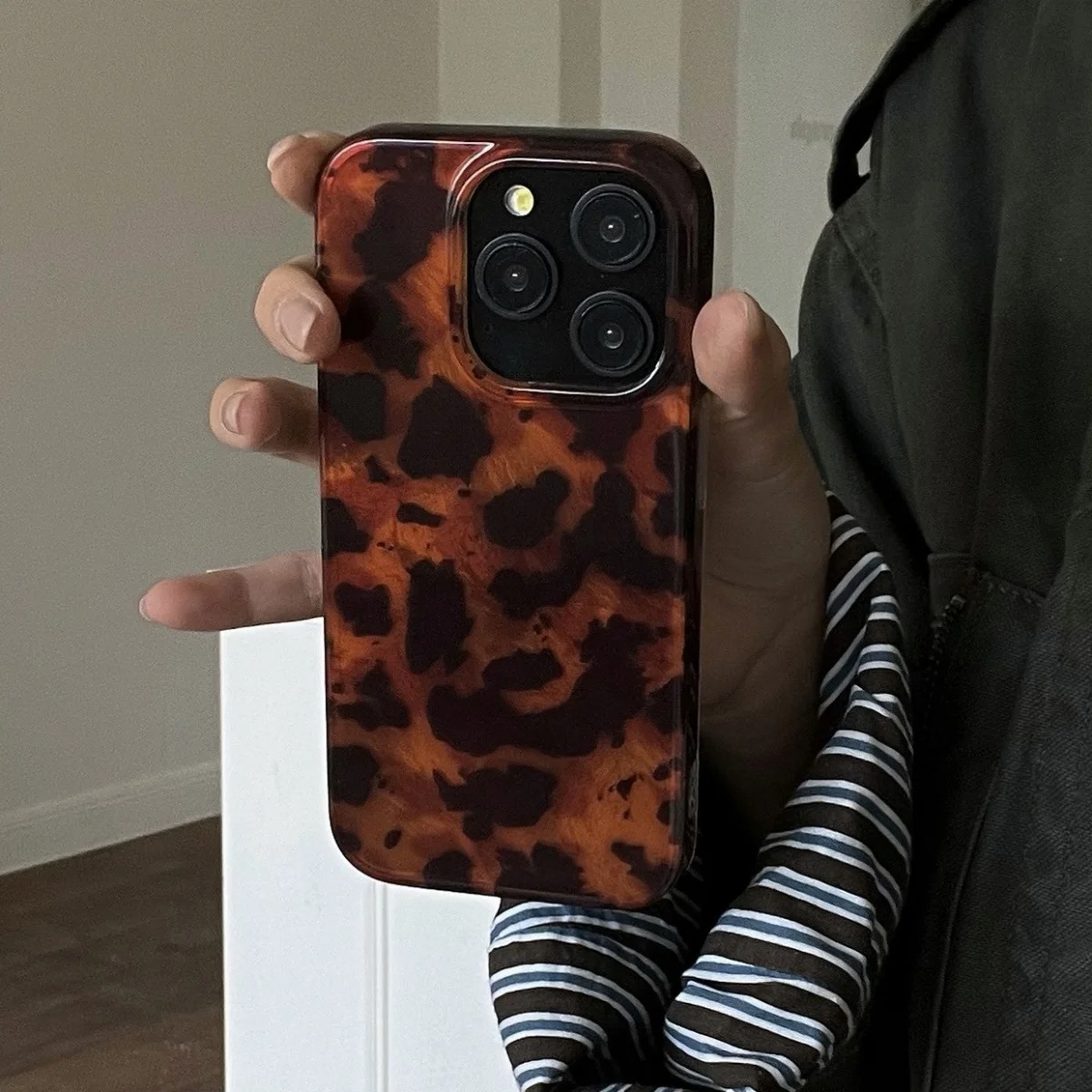 レトロなアンバーテクスチャのレーザー加工スマホケース iPh - Perfume Pure Xs のレビューと価格